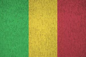 Mali Flagge abgebildet im hell Farbe Farben auf alt Linderung Verputzen Mauer. texturiert Banner auf Rau Hintergrund foto