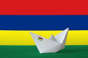 Mauritius Flagge abgebildet auf Papier Origami Schiff Nahaufnahme. handgemacht Kunst Konzept foto