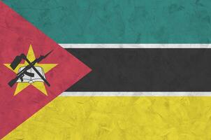 Mosambik-Flagge in hellen Farben auf alter Reliefputzwand dargestellt. strukturierte Fahne auf rauem Hintergrund foto