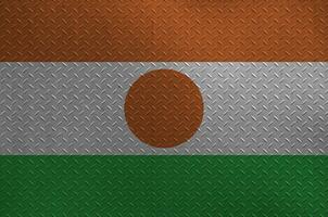 Niger Flagge abgebildet im Farbe Farben auf alt gebürstet Metall Teller oder Mauer Nahaufnahme. texturiert Banner auf Rau Hintergrund foto