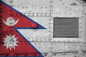 Nepal Flagge abgebildet auf Seite Teil von Militär- gepanzert Panzer Nahaufnahme. Heer Kräfte konzeptionelle Hintergrund foto