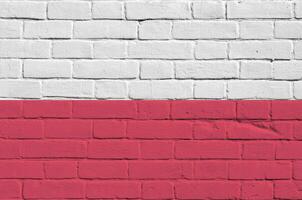 Polen Flagge abgebildet im Farbe Farben auf alt Backstein Mauer. texturiert Banner auf groß Backstein Mauer Mauerwerk Hintergrund foto