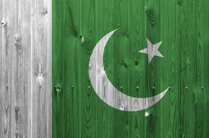 pakistan-flagge in hellen farben auf alter holzwand dargestellt. strukturierte Fahne auf rauem Hintergrund foto