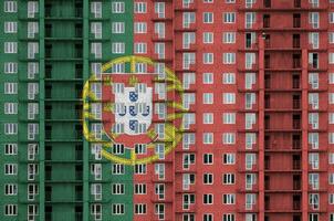 Portugal Flagge abgebildet im Farbe Farben auf mehrstöckig wohnhaft Gebäude unter Konstruktion. texturiert Banner auf Backstein Mauer Hintergrund foto