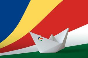 Seychellen Flagge abgebildet auf Papier Origami Schiff Nahaufnahme. handgemacht Kunst Konzept foto