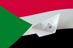 Sudan Flagge abgebildet auf Papier Origami Schiff Nahaufnahme. handgemacht Kunst Konzept foto