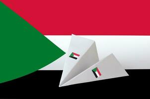 Sudan Flagge abgebildet auf Papier Origami Flugzeug. handgemacht Kunst Konzept foto