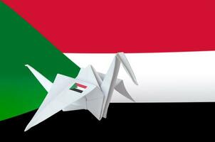 Sudan Flagge abgebildet auf Papier Origami Kran Flügel. handgemacht Kunst Konzept foto