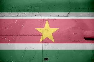 suriname Flagge abgebildet auf Seite Teil von Militär- gepanzert Hubschrauber Nahaufnahme. Heer Kräfte Flugzeug konzeptionelle Hintergrund foto