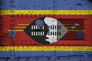 Swasiland Flagge abgebildet auf Seite Teil von Militär- gepanzert Panzer Nahaufnahme. Heer Kräfte konzeptionelle Hintergrund foto