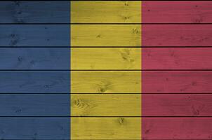 Tschad Flagge abgebildet im hell Farbe Farben auf alt hölzern Mauer. texturiert Banner auf Rau Hintergrund foto