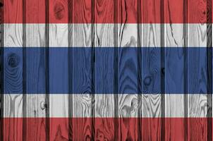 Thailand Flagge abgebildet im hell Farbe Farben auf alt hölzern Mauer. texturiert Banner auf Rau Hintergrund foto