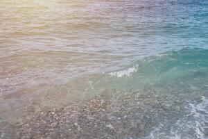 Kieselbank mit Meer und Strand im Hintergrund foto