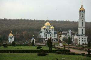 Ternopol, Ukraine - - April 2, 2023 Zarvanyzja spirituell Center - - einer von das größten podolisch Schreine von das griechisch katholisch Kirche foto