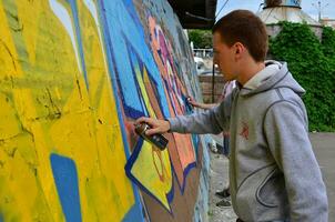 Charkow, Ukraine - 27. Mai 2017 Festival der Straßenkunst. junge kerle malen graffiti auf alte betonwände im zentrum der stadt. der Vorgang des Bemalens von Wänden mit Aerosol-Sprühdosen foto