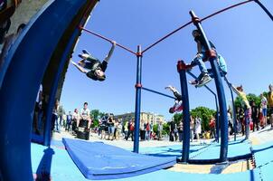 Charkiw, Ukraine - 27. Mai 2018 Street Workout Show während des jährlichen Festivals der Straßenkulturen foto