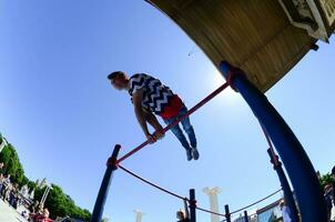 Charkiw, Ukraine - 27. Mai 2018 Street Workout Show während des jährlichen Festivals der Straßenkulturen foto