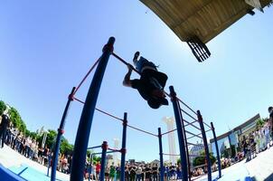 Charkiw, Ukraine - 27. Mai 2018 Street Workout Show während des jährlichen Festivals der Straßenkulturen foto