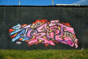 bunt Hintergrund von Graffiti Gemälde Kunstwerk mit hell Aerosol Streifen und schön Farben foto