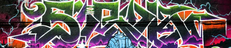 bunt Hintergrund von Graffiti Gemälde Kunstwerk mit hell Aerosol Streifen auf Metall Mauer foto