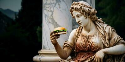 Marmor uralt Frau griechisch Statue isst Burger im das Stadt foto