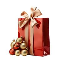 rot Geschenk Tasche zum Weihnachten mit Weihnachten Baum Spielzeuge. isoliert auf ein Weiß Hintergrund. foto