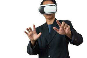 Mann tragen vr Brille erforscht ein Digital Welt von Spielen und Innovation virtuell Umgebung futuristisch Technologie Konzept auf Weiß Hintergrund. foto