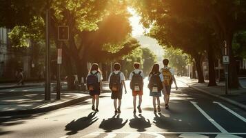 Studenten im Uniformen und Rucksäcke Kreuz das Straße auf ihr Reise zu Schule. generativ ai foto