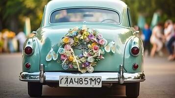 Hochzeit Paar im Auto dekoriert und Büchsen draußen, generativ ai foto