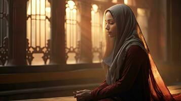 jung Muslim Frau beten ,jung Muslim Frau beten im Moschee foto