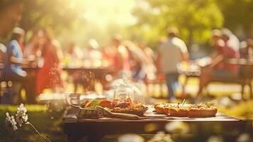 Familie Gruppe Party machen draußen Fokus auf Grillen Essen im Öffentlichkeit Gardens. Raum zum Text foto