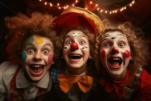 Kinder- glücklich Geburtstag Party Kind mit ein Zeichnung von ein Clowns Gesicht foto