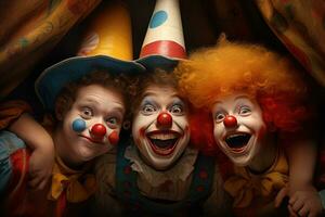 Kinder- glücklich Geburtstag Party Kind mit ein Zeichnung von ein Clowns Gesicht foto