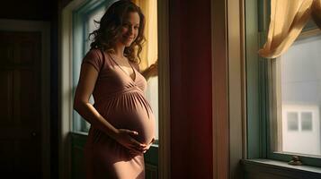 ein schwanger Frau stand auf lächelnd im das Ecke von das Fenster mit Licht Streaming durch das Fenster. foto