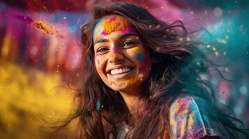 schön glücklich indisch Frau feiert holi mit farbig Pulver oder gulal. indisch Festival holi foto