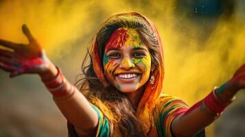 schön glücklich indisch Frau feiert holi mit farbig Pulver oder gulal. indisch Festival holi foto