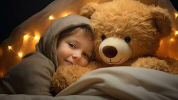 ein süß wenig Junge Umarmungen ein groß Sanft Teddy tragen. foto