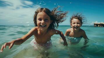 ein Gruppe von Kinder wurden haben Spaß spielen im das Meer. foto