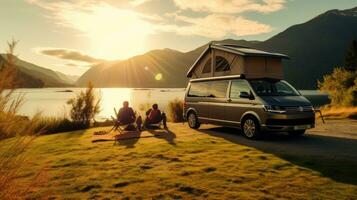 Familie Camping Auto gehen auf Urlaub im ein Wohnmobil, geparkt Nächster zu das Fluss, mit das Berge hinter das Sonnenuntergang. foto