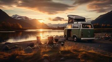 Familie Camping Auto gehen auf Urlaub im ein Wohnmobil, geparkt Nächster zu das Fluss, mit das Berge hinter das Sonnenuntergang. foto