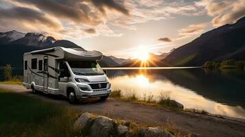 Familie Ferien Reise Wohnmobil, Urlaub Ausflug im Wohnmobil, Wohnwagen Auto Urlaub. schön Natur Norwegen natürlich Landschaft. foto