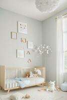 minimalistisch Kinder Zimmer mit Beige Mauer foto