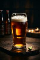 Foto von Glas Bier und Snacks mit Flasche im Hintergrund im Bar