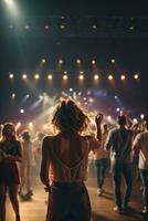 Tanzen Menschen im Musik- Konzert Fotos von zurück