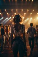 Tanzen Menschen im Musik- Konzert Fotos von zurück