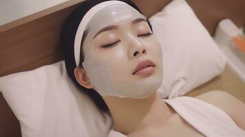 Chinesisch Frau bewirbt sich Gesichts- Maske im Schönheit Salon generativ ai foto