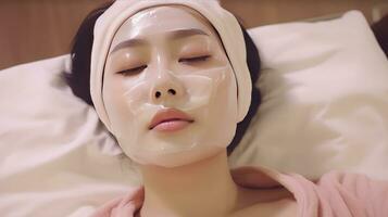 Gesicht von Chinesisch Frau bewirbt sich Gesichts- Maske im Schönheit Salon generativ ai foto