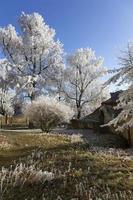 schöne märchenhafte verschneite Winterlandschaft mit blauem Himmel in Zentralböhmen, Tschechien foto