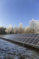 Solarkraftwerk in der verschneiten Winternatur foto