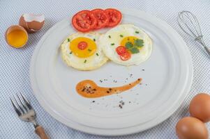 Spiegelei auf einem weißen Teller mit Toast foto